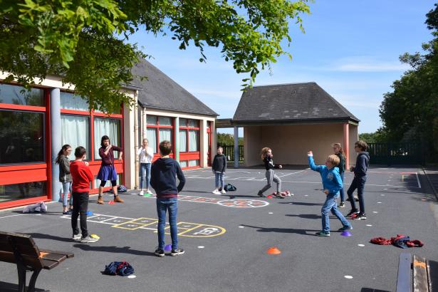 Jeux collectifs dans la cour