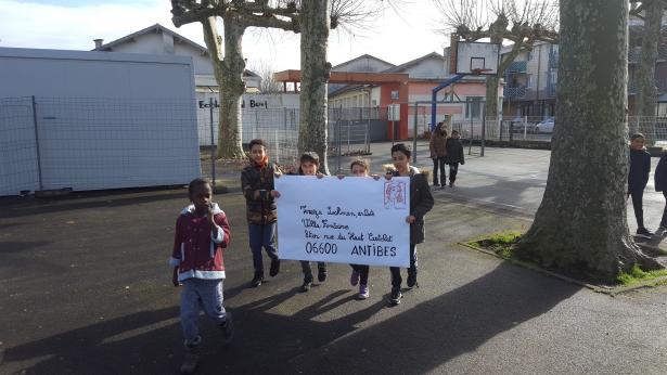 Manifestation pour la Tramtarie avec maître Romain dans le préau 