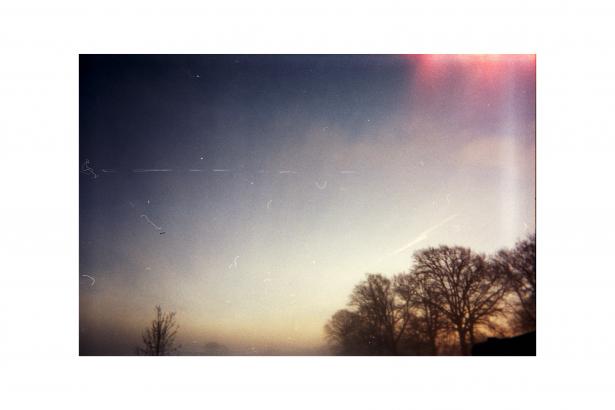 Photographie de Lucas - Devant chez lui, avant de partir à l'école le matin.