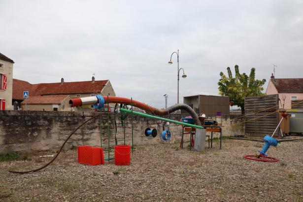 Les sculptures-bobines des élèves exposées sur la place publique