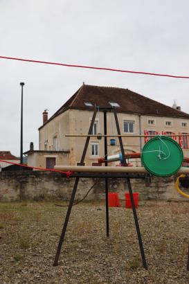 Les sculptures-bobines des élèves exposées sur la place publique