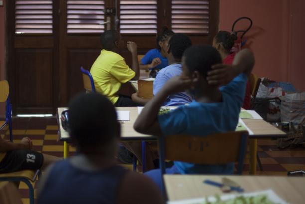 les enfants préparant leur compositions