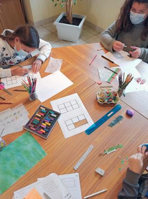 Chaque lieu est dessiné dans un même type de case pour que tout le monde travail à la même échelle
