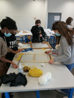 Les élèves du Lycée Notre Dame de Challans ont construit leur outil et travail et réalisé, de manière collective ou individuelle des tissages qui furent ensuite cousus ensemble pour former une grande tapisserie collective.