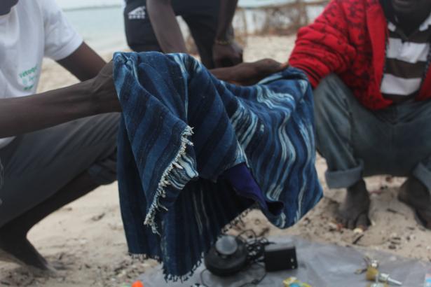 "Mistic, avec qui durant la semaine, j’ai longuement discuté de cette action d’échange, me troque sa veste bleue en fil de baobab, il n’avait que cela sur lui, contre l’objet que m’avait légué Arnaud, un brumisateur qui recrée un climat tropical."