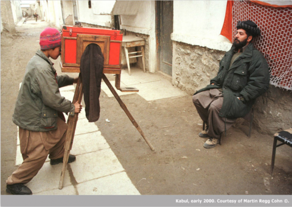 L’afghan box permet de réaliser une photographie et de la développer dans la foulée dans une seule et même boite en bois munie d’un objectif, et de chimies argentiques placées à l’intérieur 