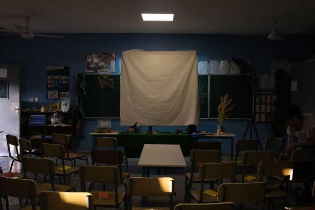 Salle de classe prête pour la projection / photo © lisa schittulli