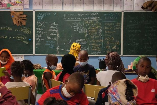 Sous le regard de l'éponge, les enfants commencent leur propre exploration des mondes dans leur journal de bord / photo : © Lisa Schittulli 