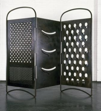 Jeux sur le mobilier et les objets domestiques,Mona Hatoum, The grater divide 2002