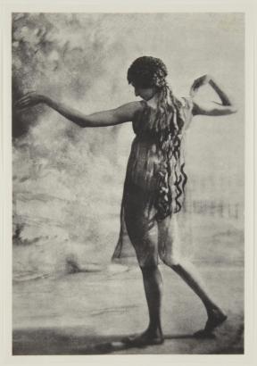 Photographie du Baron de Meyer représentant une danseuse des Ballets Russes en mouvement de Nymphe - 1912