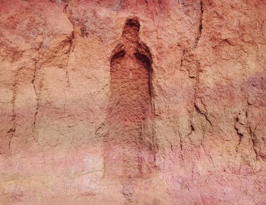 Esprit de la montagne, terre rouge de Sada, Mayotte, 2021