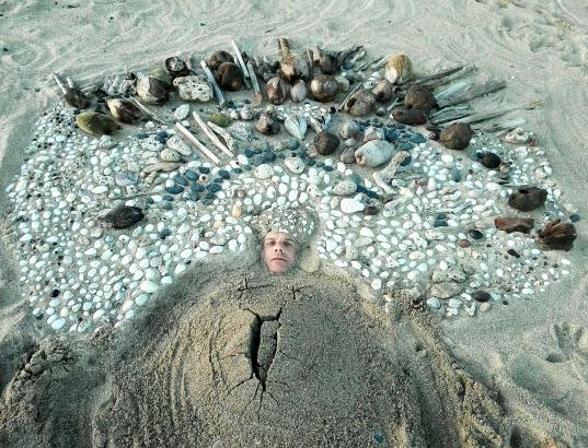 Rituel de résurrection #1,  Biño Sauitzvy et Lika Guillemot, récoltes sur la plage de n'gouja, Mayotte, 2021