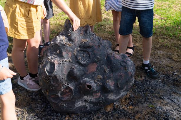 La météorite d'origine inconnue qui trône dans le jardin