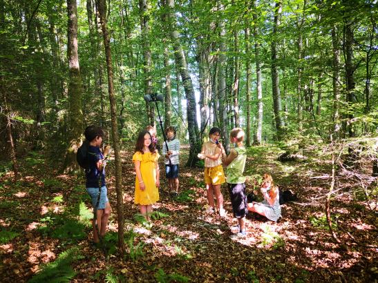 Tournage d'une scène en forêt