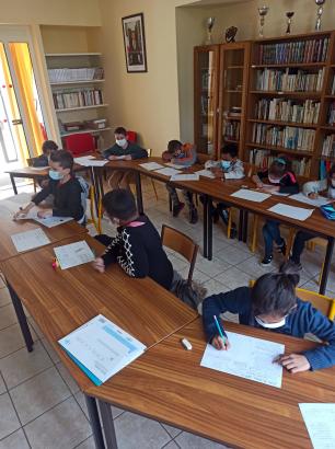 Une classe bien concentrée pour cet atelier d'écriture.