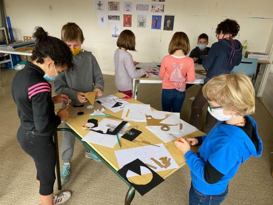 Atelier composition de formes et papiers découpés ©François Gérard