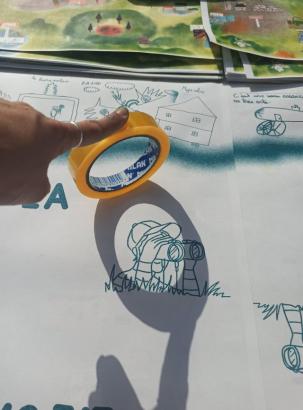 Façonnage des 40 posters sous le soleil de Corrèze.