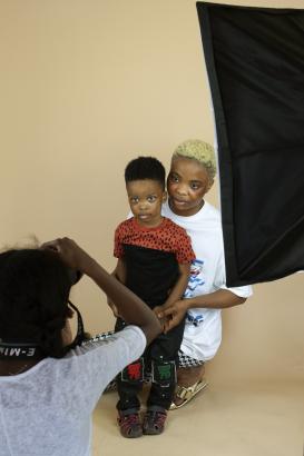 © Riman (nom de famille non communiqué) en train de photographier Blossom (nom de famille non communiqué) et son fils. 