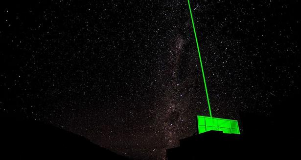 Laser vert projeté depuis l'OPAR, l'Observatoire du Maïdo. Source : https://lacy.univ-reunion.fr