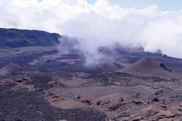La brume se dissipe et rend visible en contrebas les petits pitons qui se sont formés dans la caldera tout autour du cratère Dolomieu.