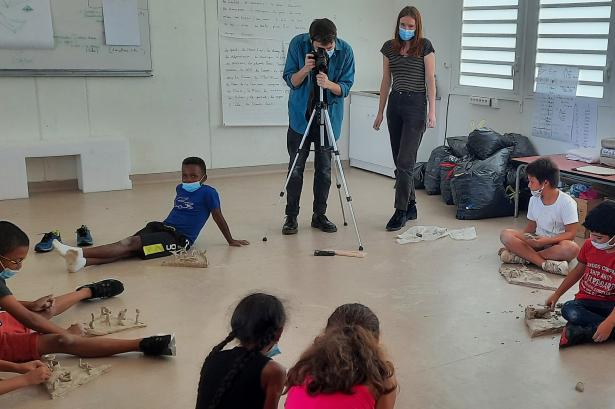Vincent prépare la captation vidéo du fusionnement des îles par les élèves.
