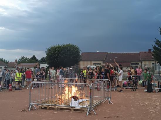 Feu sous les nuages sombres