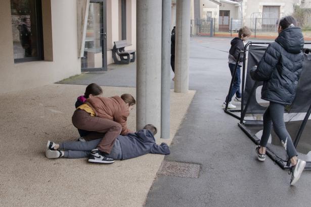 les enfants pendant un atelier dans la cour