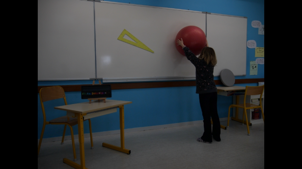 Photogramme extrait d'une des séquence en stop motion. Les objets de la classe s'animent…