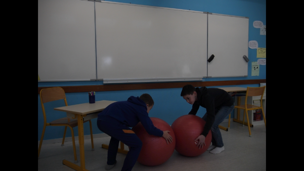 Photogramme extrait d'une des séquence en stop motion. Les objets de la classe s'animent…