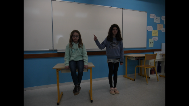 Photogramme extrait d'une des séquence en stop motion. Les objets de la classe s'animent…