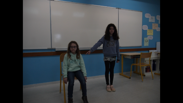 Photogramme extrait d'une des séquence en stop motion. Les objets de la classe s'animent…