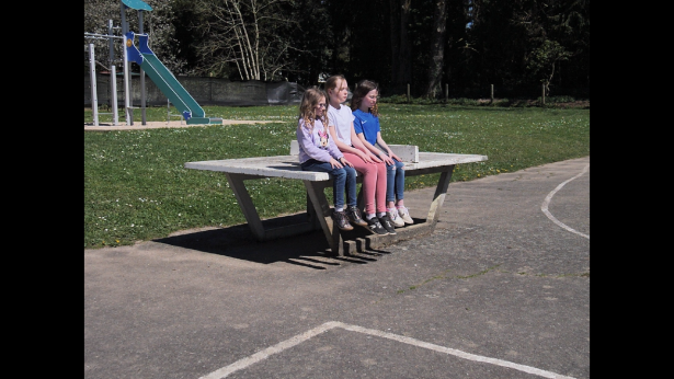 Photogramme extrait d'une des séquence en stop motion. Trois habitantes de la base extraterrestre.