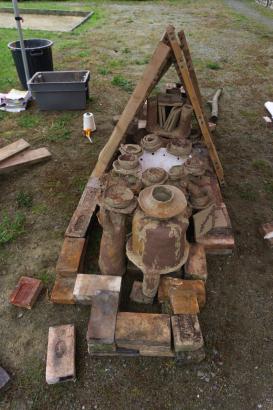 Installation des pièces et construction des fondations du four. 