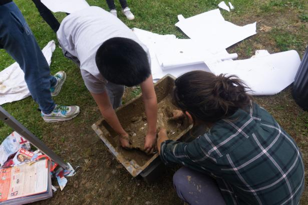 Nous enduisons du papier de terre liquide (barbotine) pour recouvrir la structure du four. 