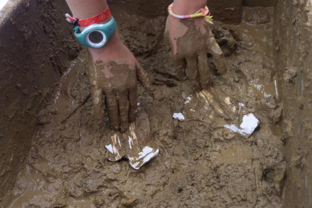 Nous enduisons du papier de terre liquide (barbotine) pour recouvrir la structure du four. 