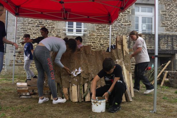 Couches après couches, le four est recouvert de papier et d'argile. 