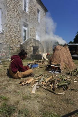 Le lendemain de la construction du four, les céramiques ont cuit au feu de bois pendant presque dix heures. 