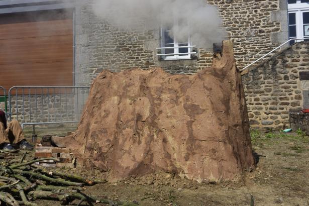 Cuisson des céramiques au feu de bois dans un four éphémère appelé "four papier". 