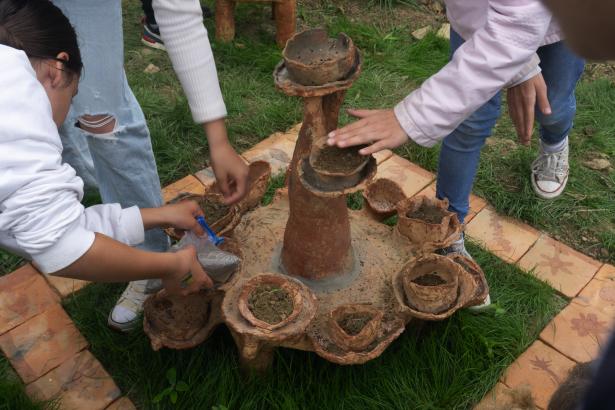 Remplissage des pots avec des terres récoltées par les enfants.