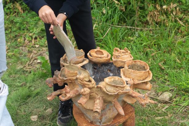 Remplissage des pots avec des terres récoltées par les enfants.