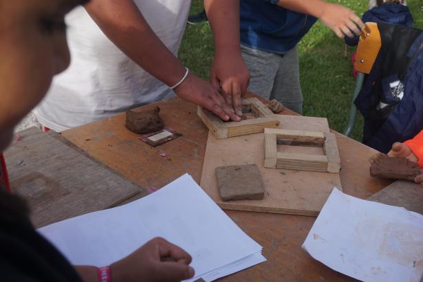 Atelier de fabrication de carreaux en argile animé par les enfants pour les visiteur.ice.s du vernissage.