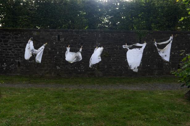 Les sacs de récolte réalisés par les enfants. Impressions végétales sur draps de seconde main. 