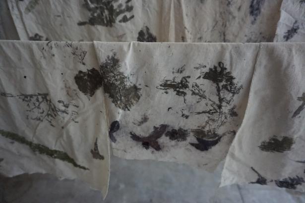 Tissus teints avec des adventices riches en tannins en vue de la réalisation de sacs de récolte. Technique du tataki-zomé