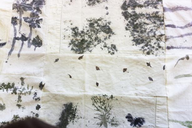 Les textiles teints et assemblés pour la fabrication des sacs. 