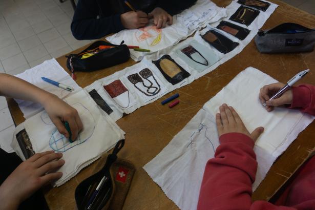 séance de dessins collectifs par petits groupes : dessins des sacs de récolte. 