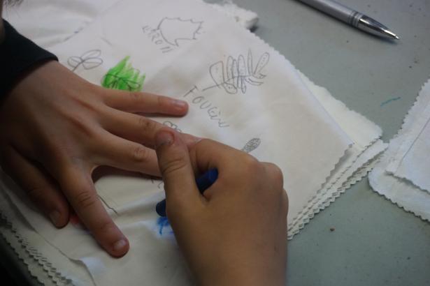 Dessins des adventices sur les carnets de voyage
