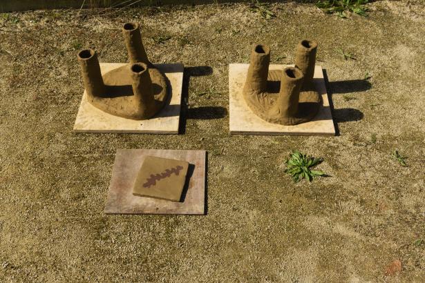 tabourets modelé dans des argiles récoltées. 
