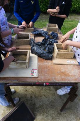 Atelier de fabrication de carreaux d'argile illustrés selon les dessins d'observation des enfants autour des adventices. 