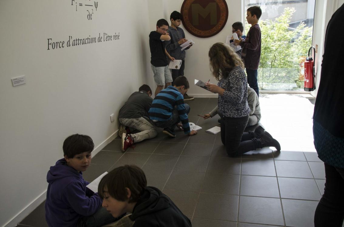 Élèves en train de découvrir l’exposition et de remplir le livret d’activités.