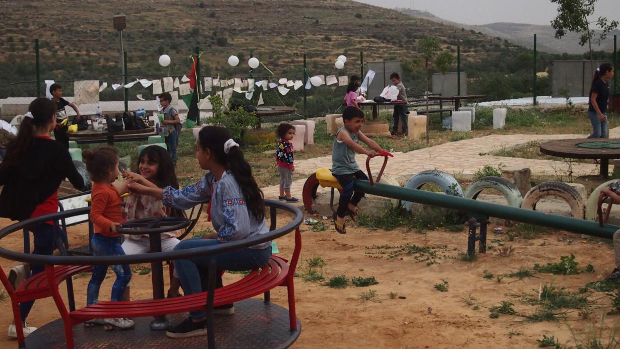 Laboratoire en Palestine. Accrochage avec les enfants à Wadi Fukin.